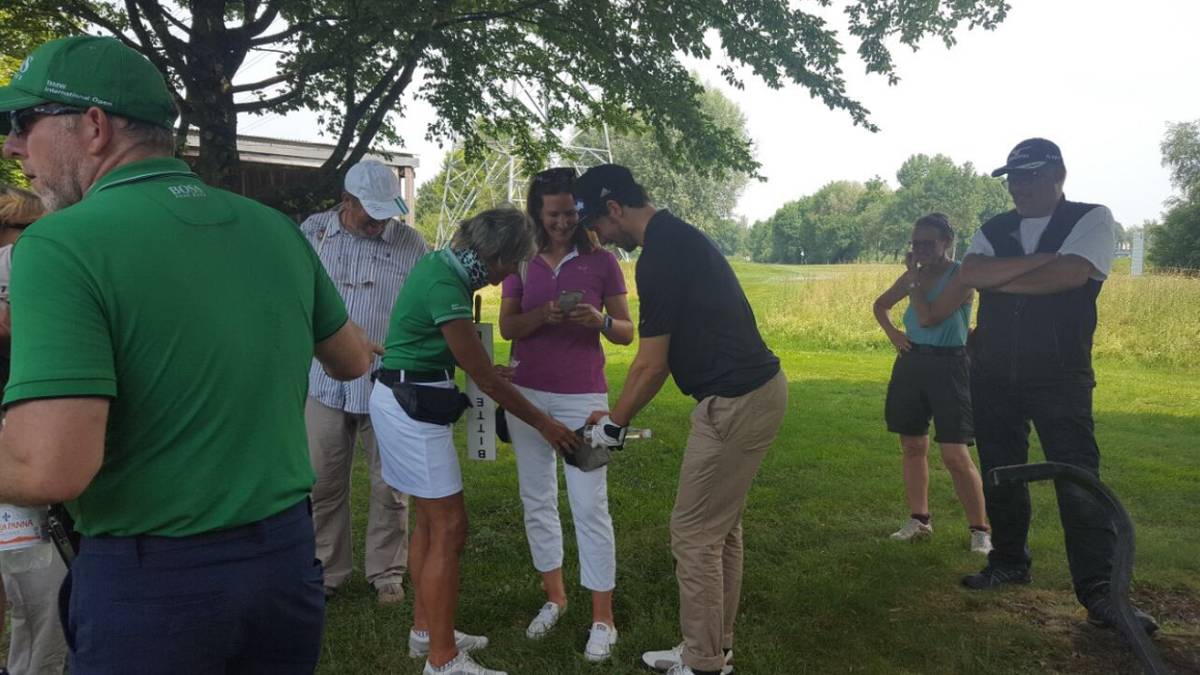 Bei so einem Fehlschlag hilft nur noch ein Kühlpack. Beim BMW Pro-Am-Golfturnier in Eichenried zeigt sich Ski-Star Felix Neureuther wenig zielsicher und schießt eine Golferin ab. Nach dem Abschlag an Loch sieben geht der Ball rechts weg und trifft die Frau mit voller Wucht am Oberschenkel