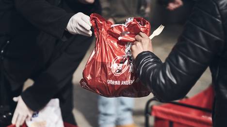 1. FC Köln verteilt "Care-Pakete" an Obdachlose