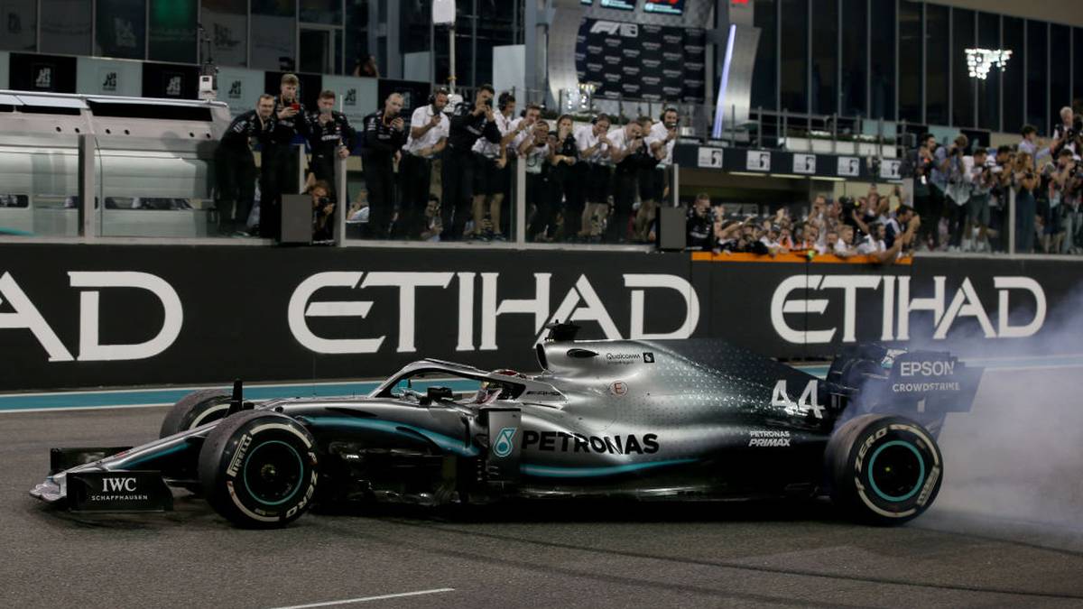 TELEGRAPH: "So groß ist die Macht des Lewis Hamilton, dass es ihm freisteht, nach seinen ganz eigenen Regeln zu handeln. Er gab offen zu, dass er sich mit Ferrari-Boss John Elkann getroffen hat, um Möglichkeiten für 2021 auszuloten. Hamilton ist auf einem Level angekommen, auf dem er jedes Recht hat, die letzten Kapitel seiner Geschichte ganz alleine zu schreiben"