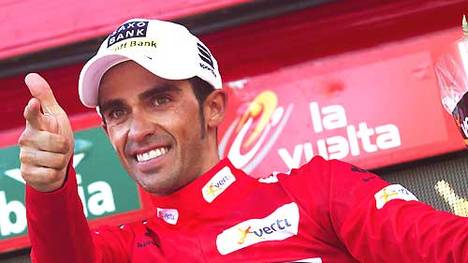 Alberto Contador kommt mit 42 Sekunden Rückstand ins Ziel