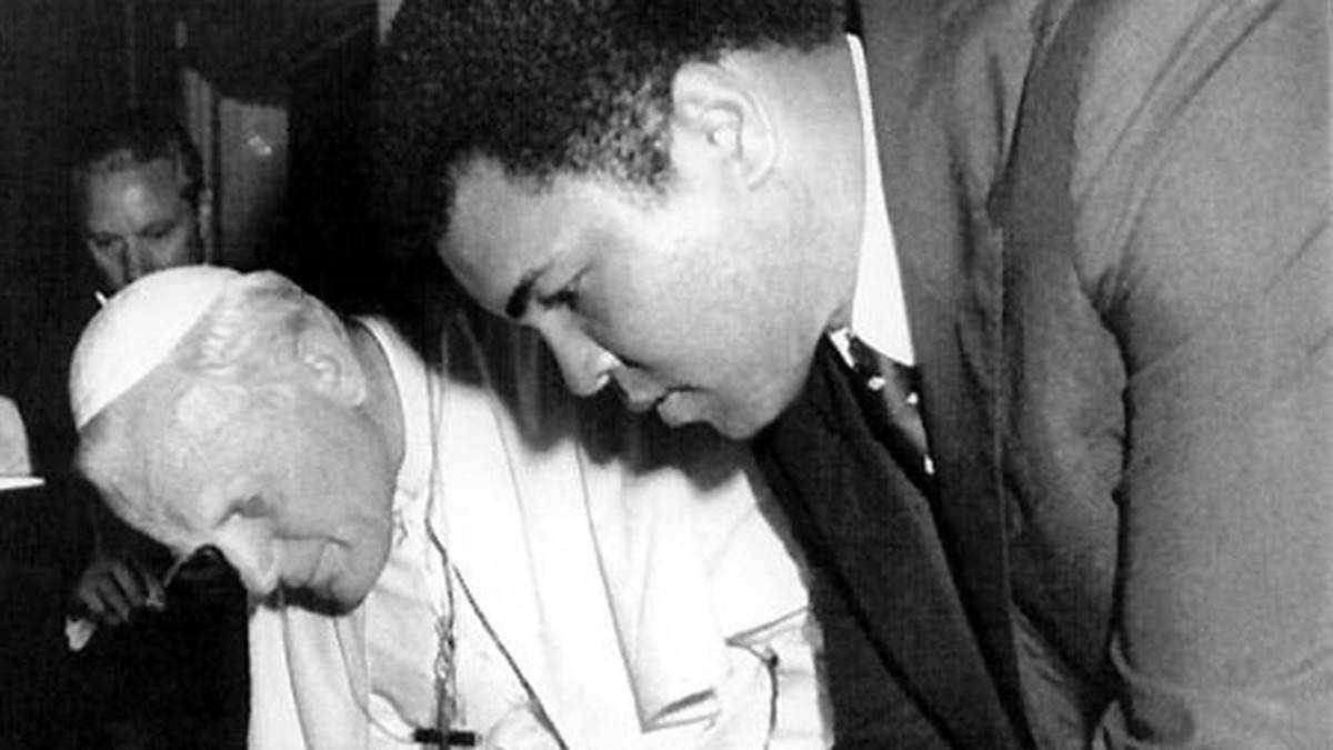 1982: Ali, überzeugter Unterstützer der Emanzipationsbewegung der Afro-Amerikaner, trifft Papst Johannes Paul II.
