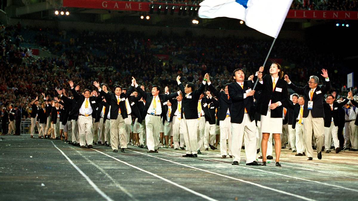 Die verbindende Kraft der Olympischen Spiele zeigte sich 2000 bei der Eröffnungsfeier in Sydney: Nach Jahrzehnten voller Konflikte marschierten die Athleten aus Nordkorea und Südkorea unter einer speziell für die Feier erstellten Flagge gemeinsam ins Olympiastadion ein