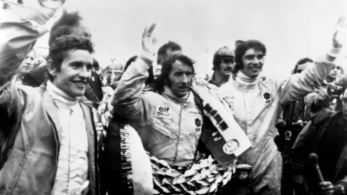 Zeitsprung: Auch JACKIE STEWART darf einen Sieg nach Aufholjagd feiern. Der dreimalige Weltmeister fährt auf dem Weg zu seinem letzten Gesamtsieg 1973 in Kyalami vom 16. Startplatz zum Erfolg