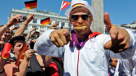 Moritz Fürste hatte 2008 und 2012 mit Deutschland Olympiagold gewonnen - hier feiert er vor der MS "Deutschland"