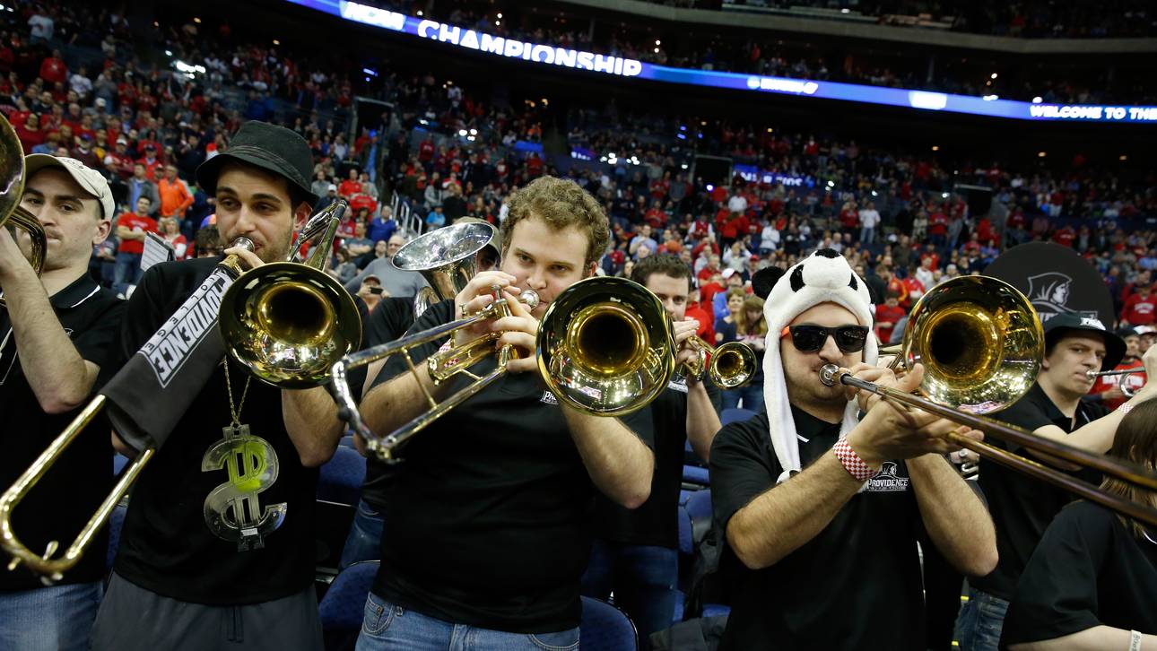 College-Fans liefern sich Tanz-Battle