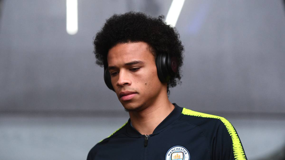 LEROY SANÉ: Überraschend offen bekundeten die Bayern-Bosse ihr Interesse am deutschen Flügelspieler. Sané soll der Nachfolger für "Robbery" werden, für ihn haben die Bayern laut "Guardian" in einem ersten Angebot 80 Millionen Euro auf den Tisch gelegt