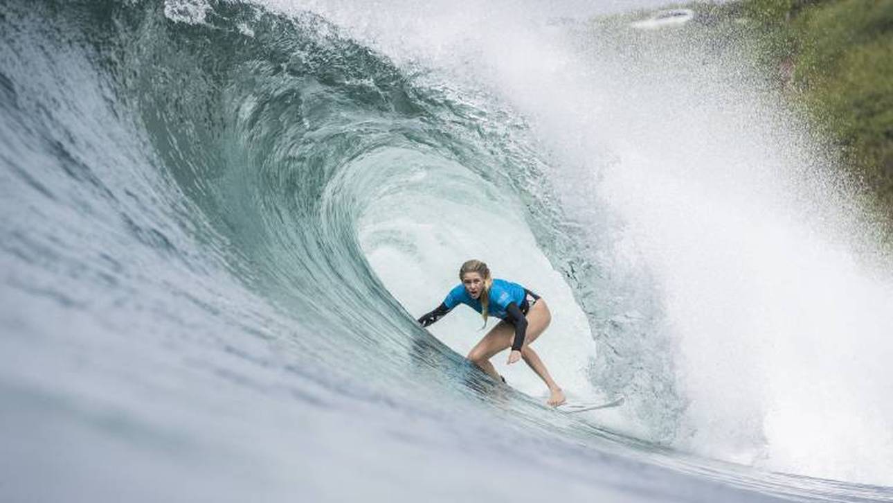 Laura Enever beim Surfen einer Welle