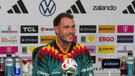 David Raum sorgt auf der Pressekonferenz für einen großen Lacher und scherzt darüber, ein Eichhörnchen als neues Maskottchen für das DFB-Team einzufangen.