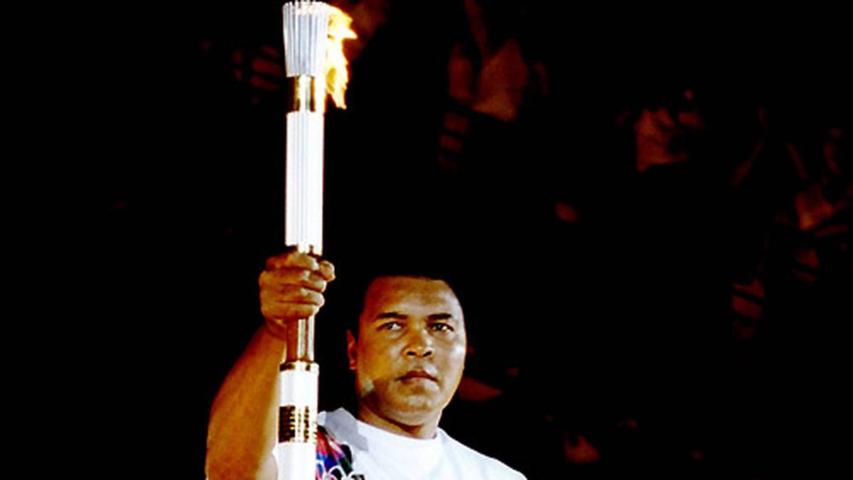 1996: Bei den Olympischen Spielen in Atlanta entzündet Ali das Feuer. Bei dieser Gelegenheit bekommt er auch einen Ersatz für die Medaille überreicht, die er 1960 verloren hatte