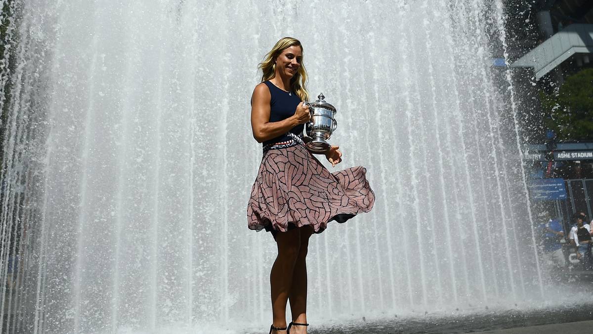 Es erinnert an eine Szene aus dem Filmklassiker "Das verflixte siebte Jahr" mit Marylin Monroe_ Kerbers Rock wird vom Wind, nicht von der Luft aus einem U-Bahn-Lüftungsgitter, hochgeweht