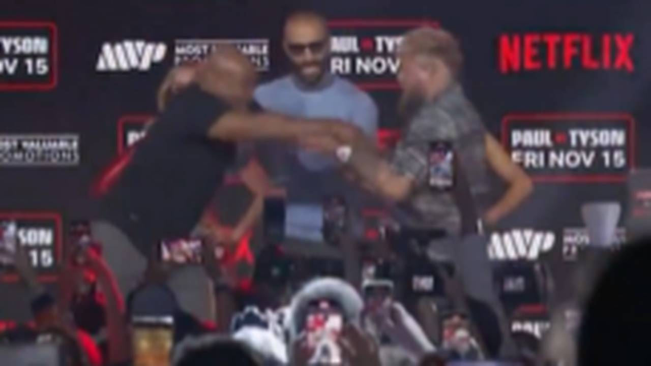 Vor Mega-Fight: Mike Tyson schlägt Jake Paul beim Face-Off!