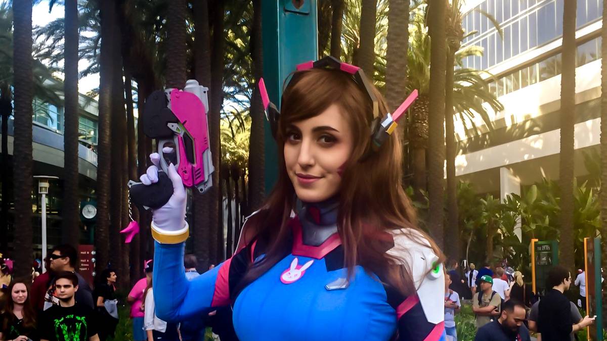 ...und die Cosplayerin setzte sich für die Fotografen in Szene.