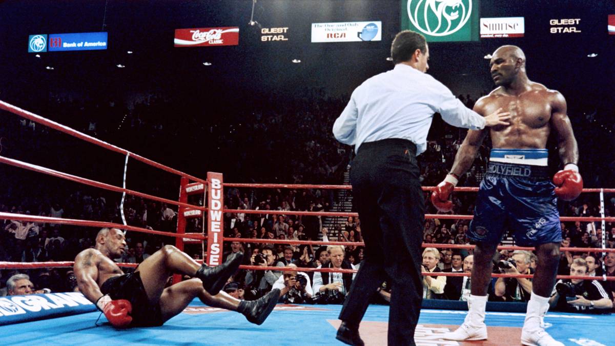 Im Jahr 1996 gelang ihm ein weiterer, so nicht erwarteter Comeback-Coup: Er besiegte den aus dem Gefängnis zurückgekehrten Mike Tyson und nahm ihm damit seinen WM-Titel ab. Im Rückkampf folgte der berühmte Ohrbiss Tysons. Holyfields Box-Lebenswerk ist damit trotz zwischenzeitlicher Durchhänger aller Ehren wert
