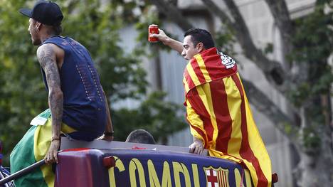 Xavi (r.) und Neymar stritten bei der Parade des FC Barcelona