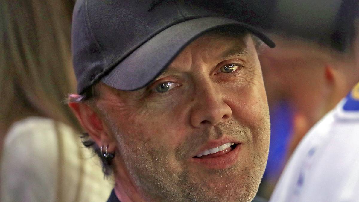 Metallica-Drummer Lars Ulrich schaut ernüchtert drein - er hat sich wohl etwas mehr Spannung erhofft. Standesgemäß in Schwarz gekleidet, bekennt er für keinen der Finalisten Farbe