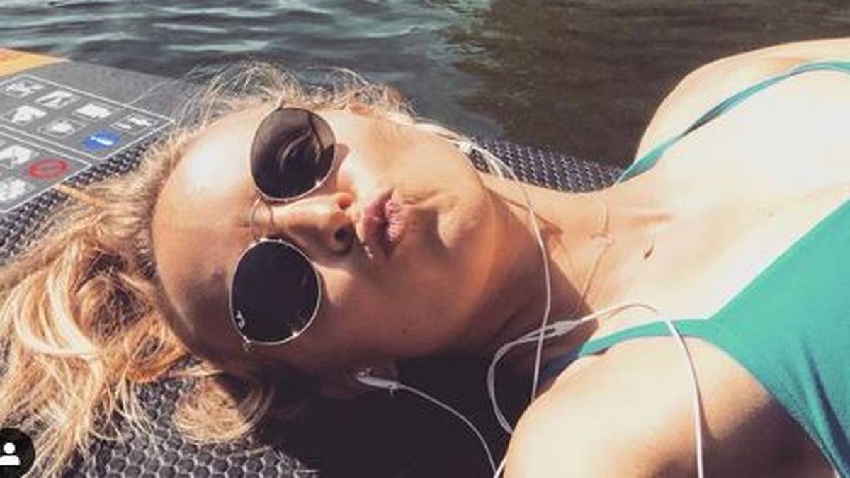 Ein Kuss für den Fotografen! Jennifer Groetzki entspannt sich in Heidelberg - zu den Spielen muss die hübsche Blondine nur ein paar Kilometer weiter reisen, ihr Mann spielt mit den Rhein-Neckar Löwen in Mannheim