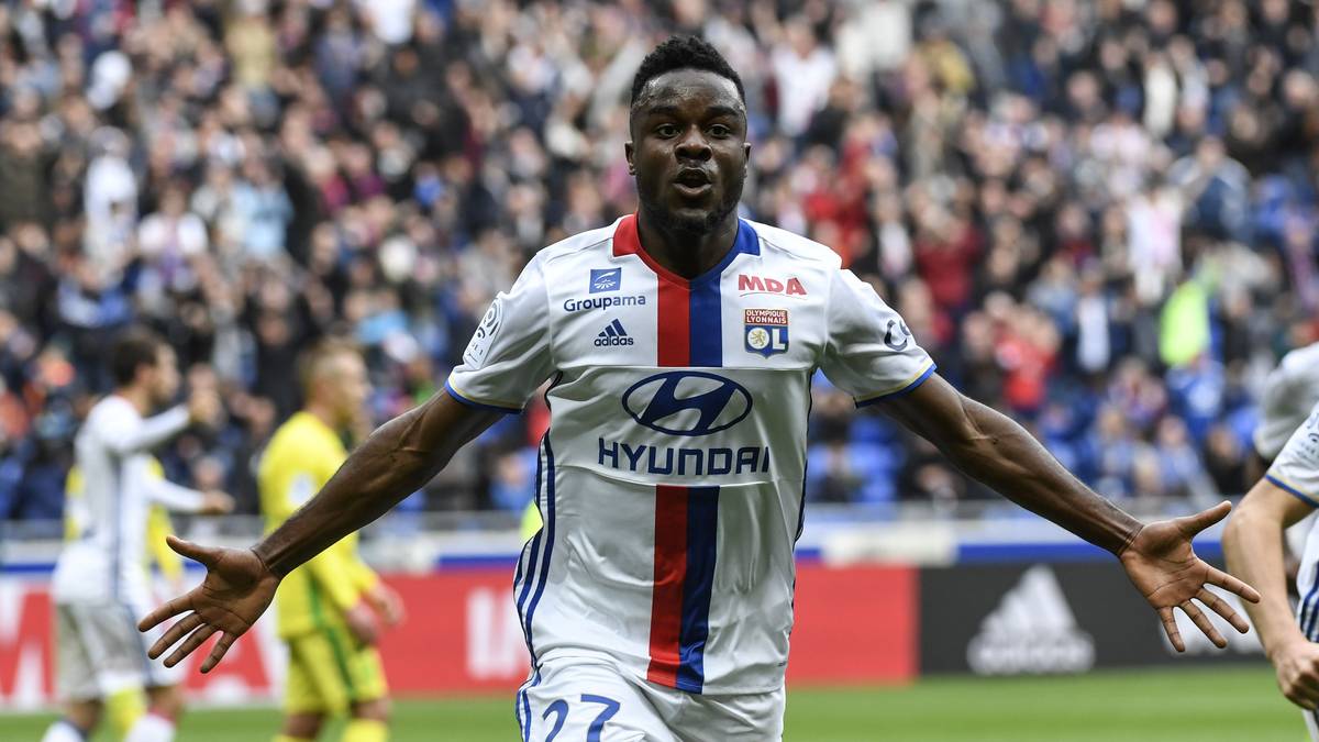 MAXWEL CORNET (Olympique Lyon): Der Flügelspieler ist nach "kicker"-Informationen ein Kandidat für die Dembele-Nachfolge. Der Nationalspieler der Elfenbeinküste ist zwar Linksfüßer, kommt aber bevorzugt über den rechten Flügel, wie Dembele