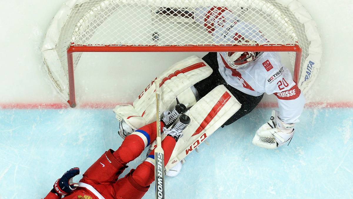 Bauchmuskeltraining? Ivan Telegin, Stürmer von Russland, und der Schweizer Torhüter Retto Berra sitzen sich wie in einer Trainingseinheit gegenüber