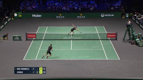 Alexander Zverev erwischt in seinem Auftaktmatch beim Masters in Paris einen holprigen Start. Nach einem starken zweiten Satz wird's im dritten Durchgang dann so richtig spektakulär.