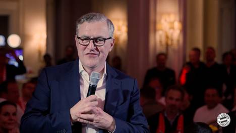 Bayern-Boss Jan-Christian Dreesen reagiert auf das Halbfinal-Hinspiel gegen Paris Saint-Germain und berichtet, wie er das in seinen Augen historische Spiel erlebt hat.