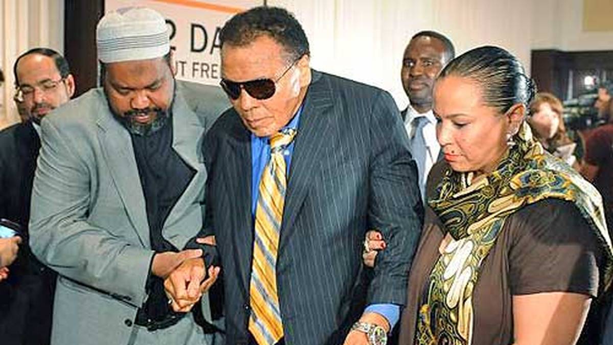 Bereits 1984 wird bei Ali das Parkinson-Syndrom diagnostiziert. In der Folgezeit setzt ihm die Krankheit immer mehr zu, seine Auftritte in der Öffentlichkeit werden seltener