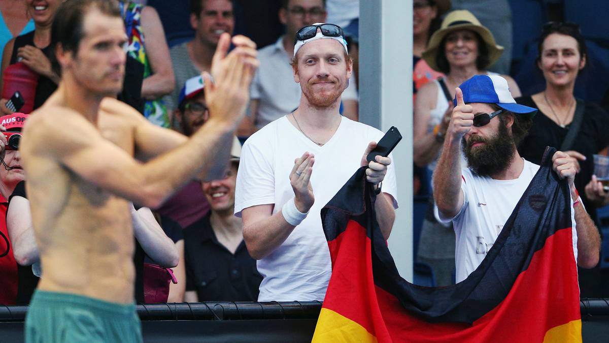 Bitteres Ende seines Grand-Slam-Comebacks: Tommy Haas muss nach zwei (verlorenen) Sätzen gegen Benoit Paire wegen Unwohlseins aufgeben. Die deutschen Fans huldigen dem ehemaligen Weltranglistenzweiten dennoch