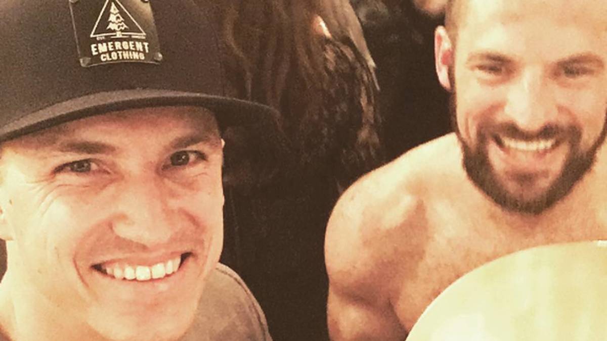 Auch Tobias Schweinsteiger (l.) freut sich über den Titel. Mit Blick auf Yannic Seidenberg (r.) und dessen NHL-Bruder Dennis schreibt er bei Instagram dazu: "Der Bruder von...kenne ich irgendwoher"