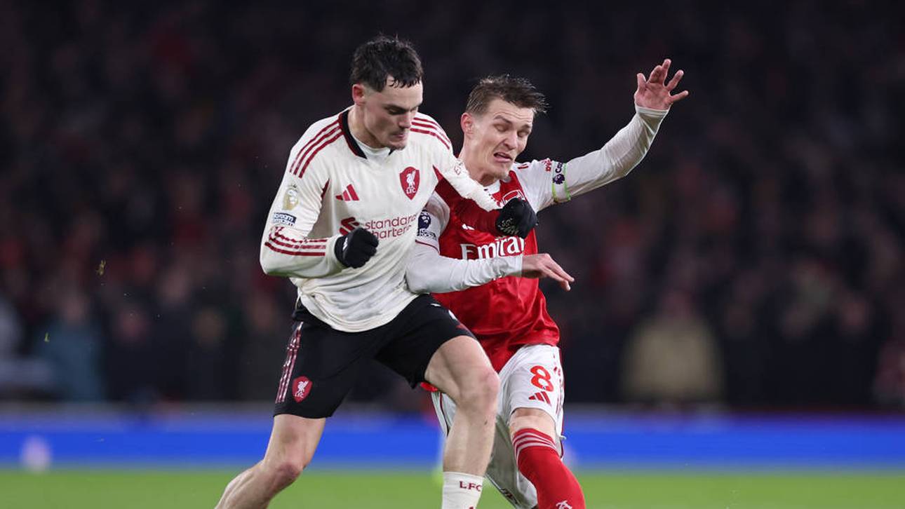 Florian Wirtz (l.) im Zweikampf mit Martin Odegaard