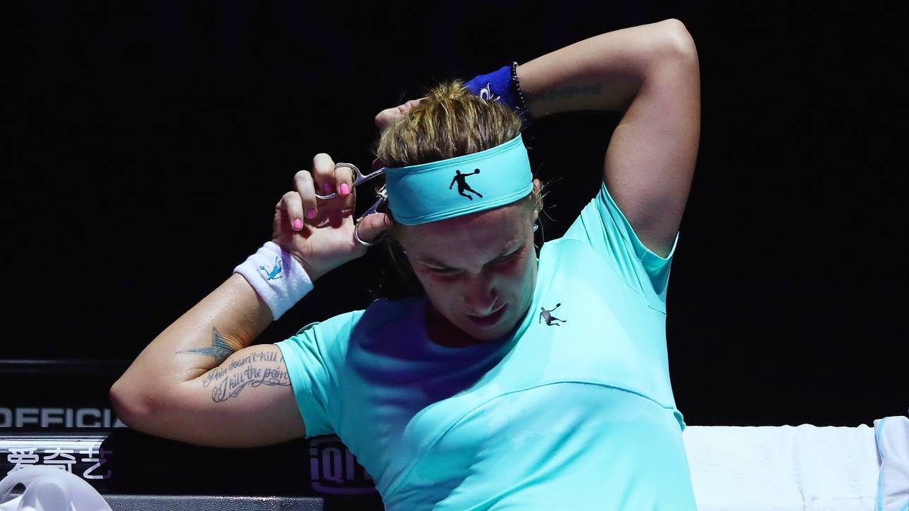 Kusnezowa schneidet Haare auf Court