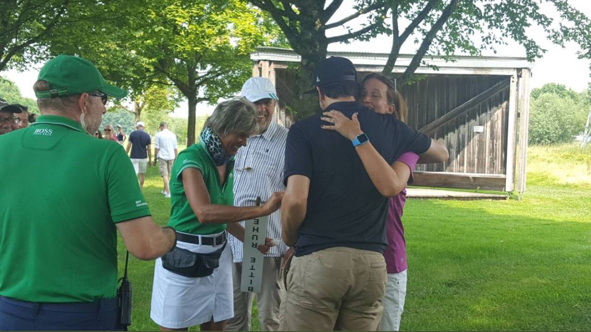 Zum Abschluss nimmt der 33-Jährige die Frau noch einmal in den Arm - damit dürfte auch der letzte Schmerz vergessen gewesen sein