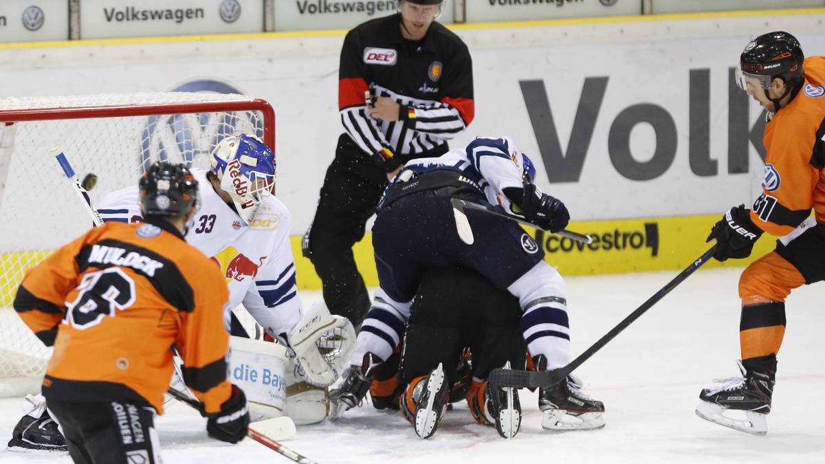 Im September 2017 verliert Pinizzotto (Mitte) bei der 3:4-Niederlage Münchens gegen Wolfsburg die Nerven. Direkt vor dem Siegtor der Grizzlys in der Verlängerung verpasst er dem gegnerischen Stürmer Sebastian Furchner mehrere Crosschecks in den Nacken und drückt ihn aufs Eis