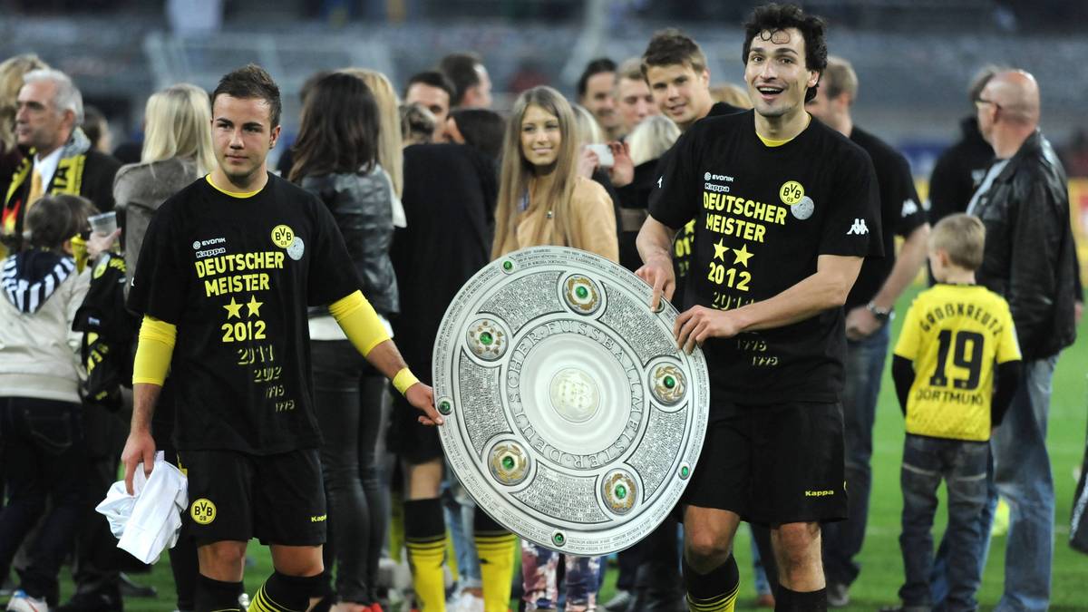 JANUAR BIS JUNI 2011: Der BVB kommt finanziell immer mehr in sicheres Fahrwasser: Anfang 2011 taxiert Watzke die Schulden des Klubs auf "nur noch" 56 Millionen Euro. Vor allem aber: Die Bundesliga-Saison wird gekrönt mit der Meisterschaft - und einem neuen Dauerkarten-Rekord mit 50.675 verkauften Tickets