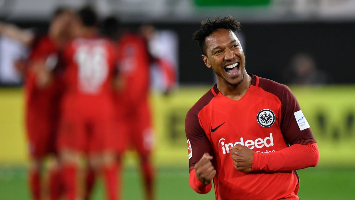 PLATZ 7 - EINTRACHT FRANKFURT: Erfolgsabhängig bis zu fünf Millionen Euro pro Jahr bekommt die Eintracht von Ausrüster Nike, der Vertrag läuft bis 2024  