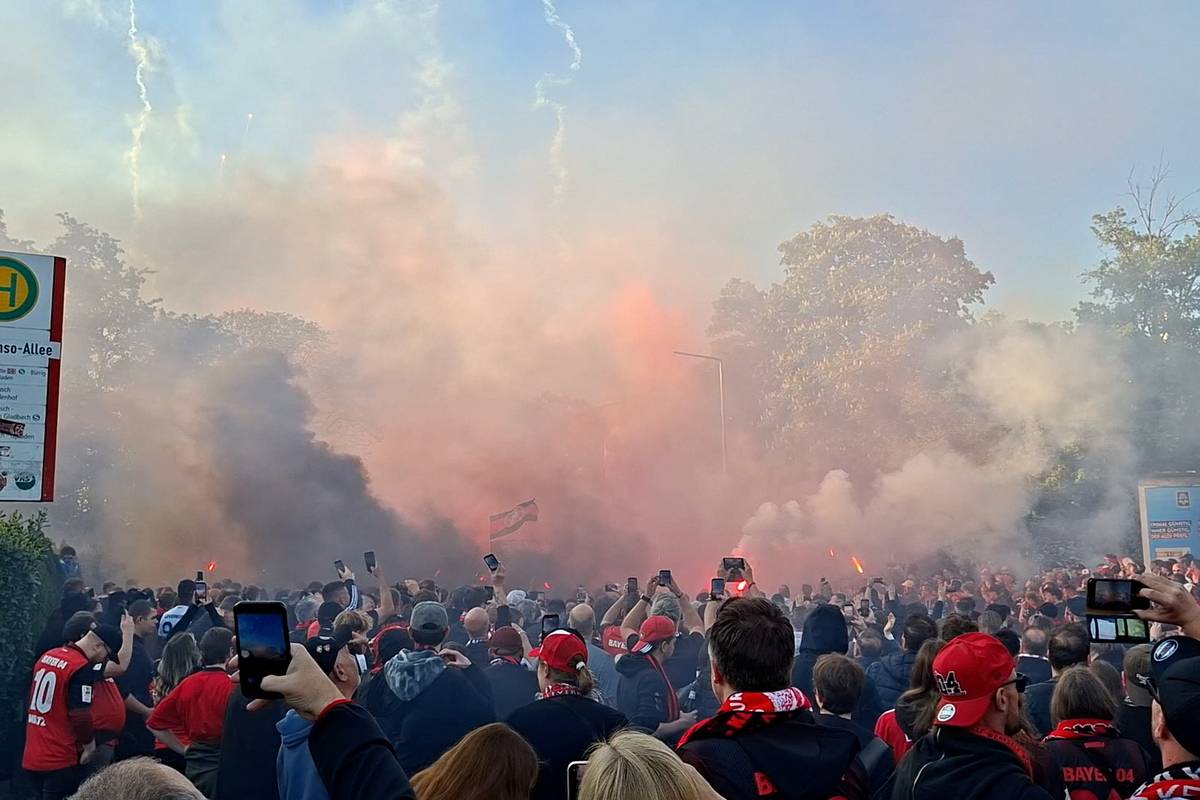 Hier singen die Bayer-Fans noch frech