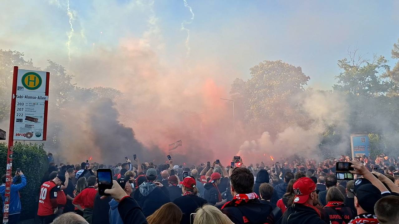 Hier singen die Bayer-Fans noch frech