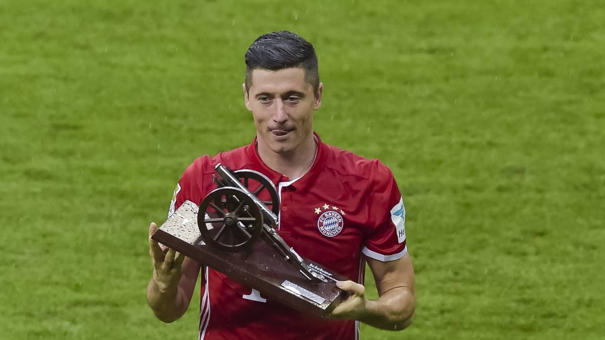 Am Saisonende 2015/16 wird Lewandowski mit 30 Toren zum zweiten Mal Torschützenkönig. Der Pole ist erst der sechste Spieler, der 30 oder mehr Tore in einer Bundesliga-Saison erzielt hat