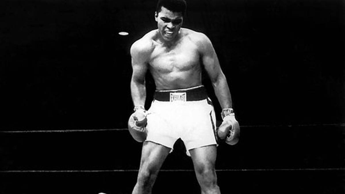 Ein Jahr später treffen sich Muhammed Ali - der inzwischen auch so heißt - und Liston zum Rückkampf. Ali siegt durch seinen legendären "Phantom Punch" schon durch K.o. in Runde 1. Nicht minder legendär: Dieses Foto des Kampfes