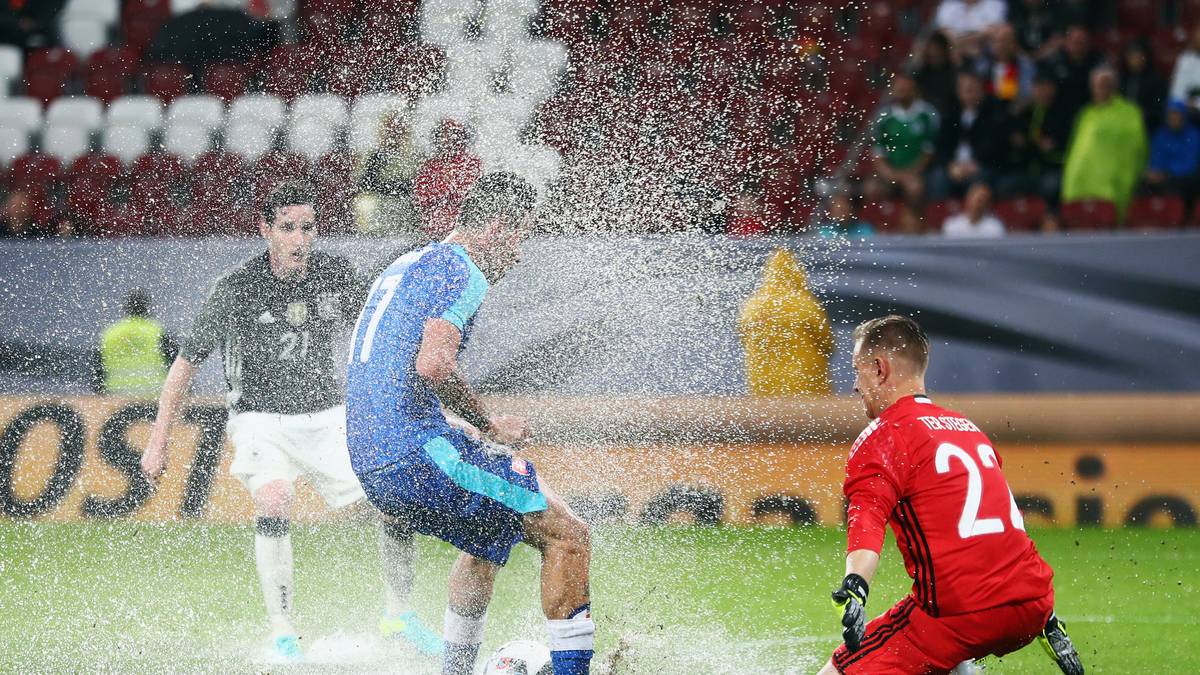 MARC-ANDRE TER STEGEN  (ab 46.): Mal wieder ein Tag zum Vergessen im Nationaltrikot für den Barca-Profi. Kaum auf dem Platz, schon mit einem denkwürdigen Fehlgriff beim 1:3. Leitet danach noch beinahe das 1:4 ein. Das Rennen um die Position als Nummer zwei hinter Manuel Neuer kann er so nicht positiv für sich beeinflussen. SPORT1-Note: 5
