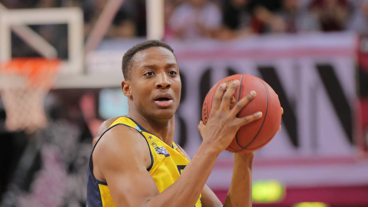 Würzburg verpflichtet Center Sears