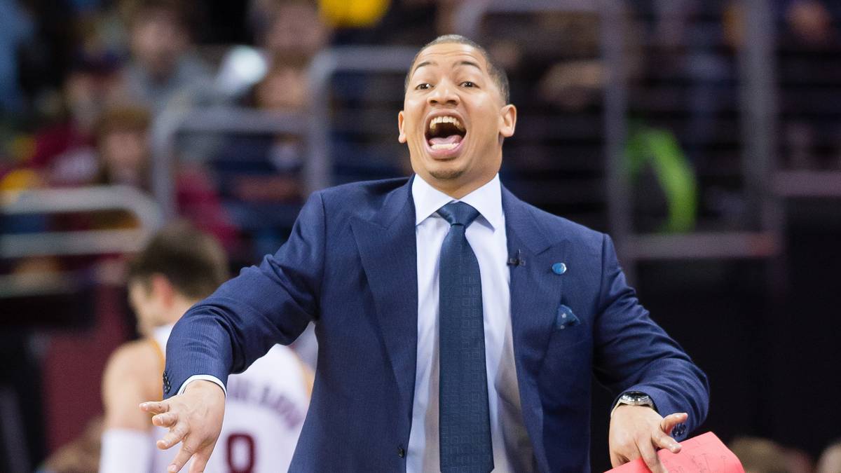 Lue zeigt an der Seitenlinie volles Engagement. Das verlangt er auch von seine Spielern, das können sie jedoch nicht zeigen. Die von ihm bemängelte körperliche Verfassung der Cavs-Stars ist Mitgrund für die Niederlage gegen die Bulls