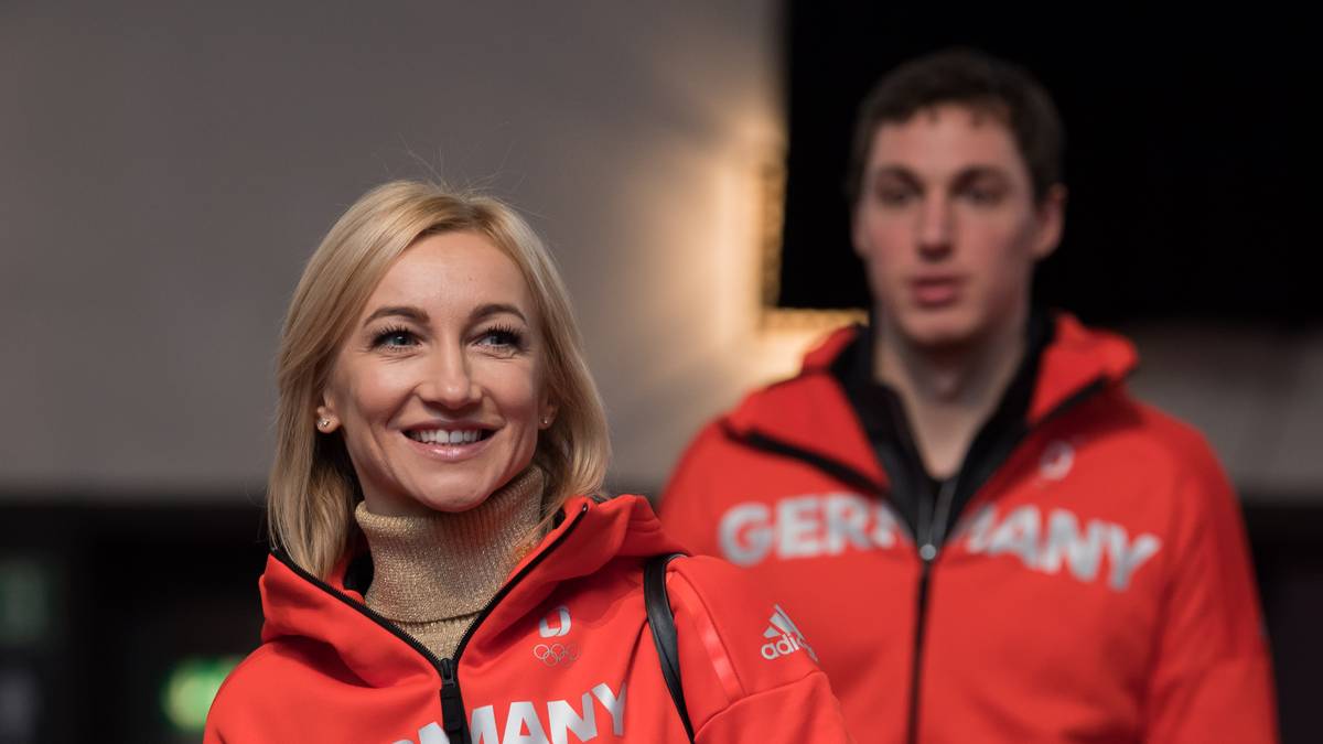 Aljona Savchenko (links) und Eiskunstlauf-Partner Bruno Massot waren nur zwei Athleten aus dem deutschen Olympia-Team, die am Montag erstmals in ihr offizielles Outfit für die Winterspiele in Pyoengchang schlüpften. SPORT1 zeigt die besten Bilder der Einkleidung