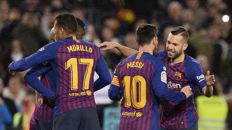 Lionel Messi bejubelt mit seinen Teamkollegen den klaren Sieg von Barcelona gegen Levante