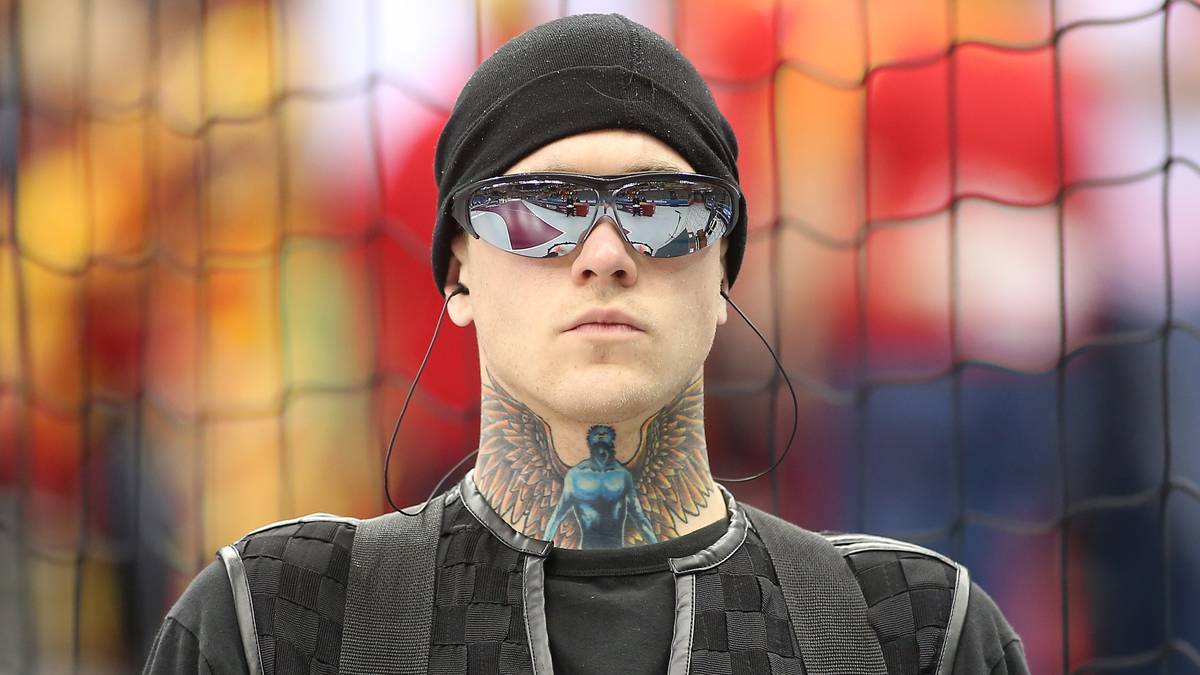 Tag 5: Ein Schlagzeuger mit einem zentralen Blickfang auf seinem Hals sorgt für die musikalische Einstimmung vor dem Spiel der Mazedonier gegen Bosnien-Herzegowina