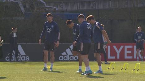 Mit acht Siegen aus acht Spielen hat Hansi Flick den perfekten Start als Bundestrainer hingelegt. Mit den Niederlanden wartet nun der erste wirkliche Gradmesser vor der WM in Katar.