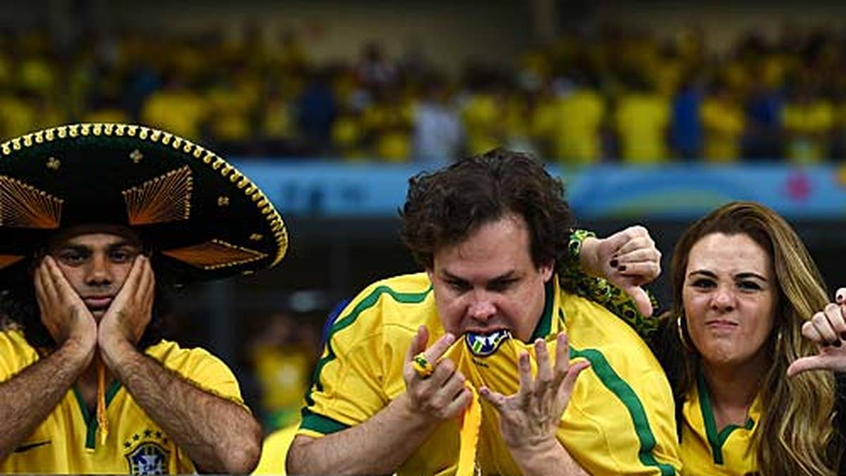 Die brasilianische Enttäuschung entlädt sich über der eigenen Mannschaft: Fred wird mit hämischen Gesängen überschüttet, die Selecao mit Pfiffen verabschiedet