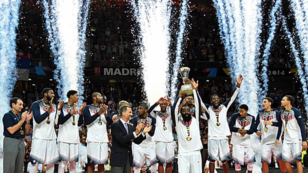 Zur Belohnung gibt es den WM-Pokal. Die USA gewinnen bei dieser WM alle ihre neun Spiele mit mindestens 21 Punkten Differenz