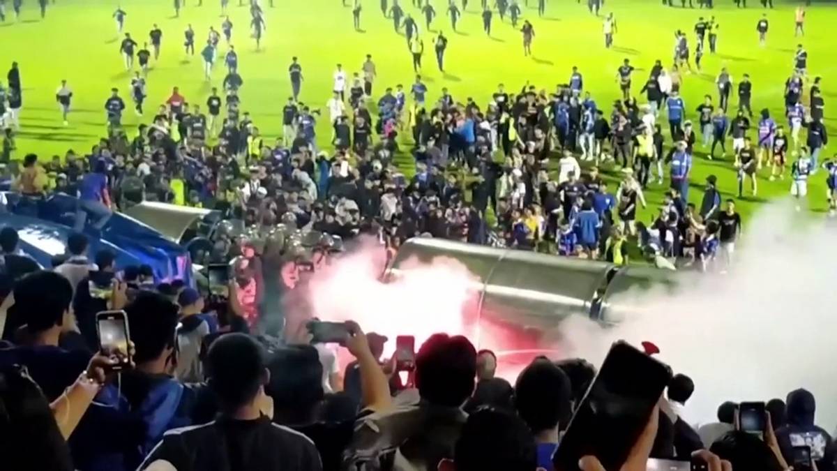 In Indonesien kam es nach dem Spiel des Arema FC zu Ausschreitungen auf dem Feld. Bei einer Massenpanik starben daraufhin 178 Menschen.