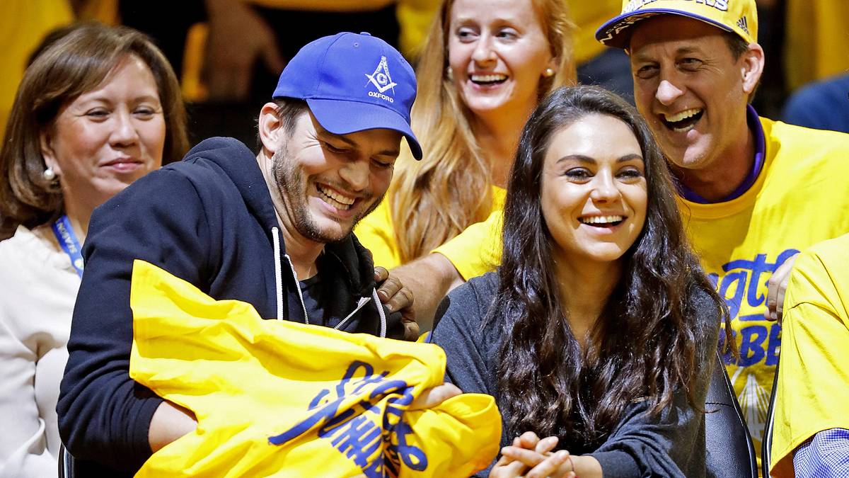 Vielleicht liegt die gute Laune aber auch daran, dass das Herz der beiden Hollywood-Stars offensichtlich für die Warriors schlägt. Kutcher streift sich etwas ungelenk die Fan-Kutte mit dem Mantra "Strength in Numbers" über