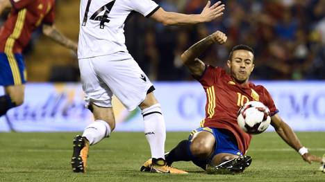 Thiago Alcantara (r.) verletzte sich beim Länderspiel mit Spanien