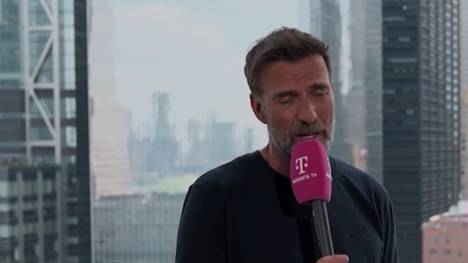 Jürgen Klopp äußert sich bei Magenta TV erstmals nach dem Aus von Julian Nagelsmann zur vakanten Stelle als Bundestrainer. Grundsätzlich ist er für Gespräche offen, bittet aber um Zeit. Außerdem hat er noch einen Vertrag mit Red Bull.